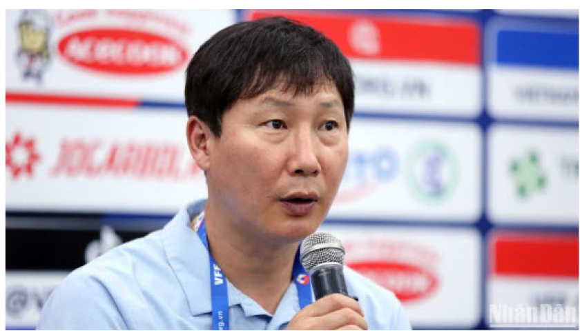 HLV Kim Sang Sik: Chưa thể h&agrave;i l&ograve;ng với kết quả thắng 2-1 Campuchia