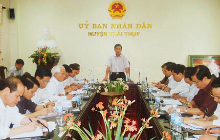 Kiểm tra việc đấu gi&aacute;  đất b&atilde;i triều để nu&ocirc;i ngao tại Th&aacute;i Thụy