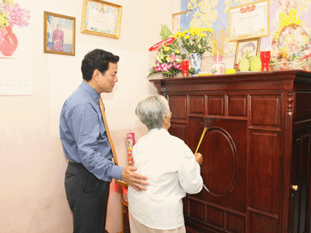 Thờ c&uacute;ng liệt sĩ được trợ cấp 500.000 đồng/năm