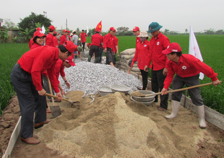 Tham gia x&acirc;y dựng đường n&ocirc;ng th&ocirc;n mới