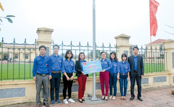 Đo&agrave;n trường THPT Bắc Kiến Xương hướng về cơ sở