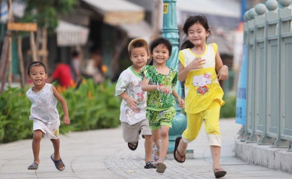 Tạo m&ocirc;i trường sống an to&agrave;n cho trẻ em