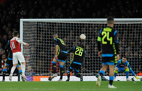 Bàn thắng thứ 2 đầy may mắn của Pháo thủ