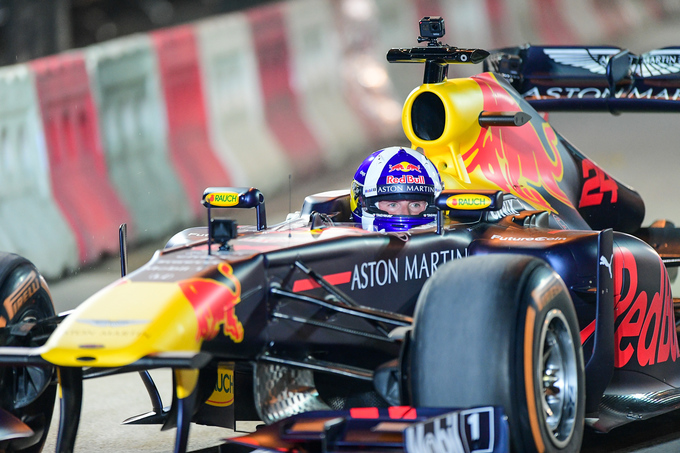 Xe đua F1 khuấy động không khí tại Hà Nội