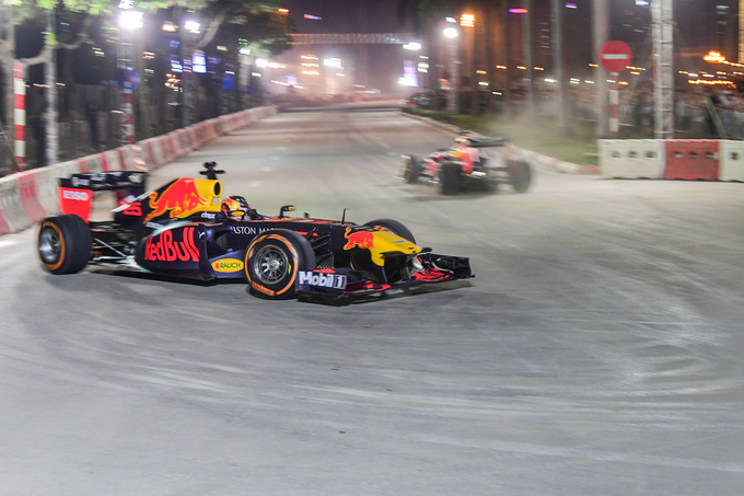 Xe đua F1 khuấy động không khí tại Hà Nội