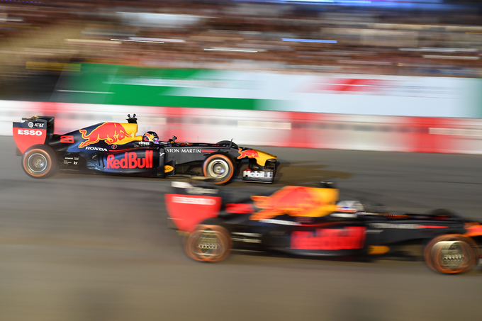 Xe đua F1 khuấy động không khí tại Hà Nội