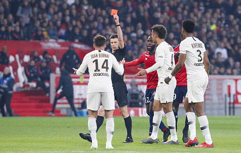 Bernat đã phải nhận thẻ đỏ một cách khá vô duyên