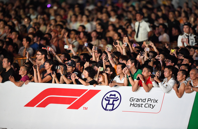 Xe đua F1 khuấy động không khí tại Hà Nội