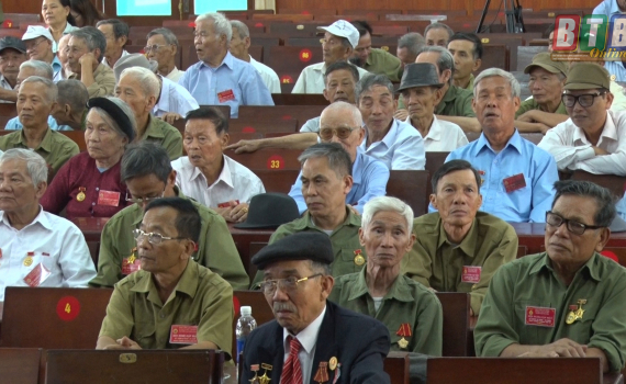 Quỳnh Phụ gặp mặt chiến sĩ cách mạng bị địch bắt, tù đày