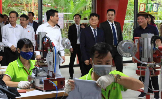 Đoàn đại biểu Quốc hội Lào thăm Công ty CP Sản xuất hàng thể thao MXP