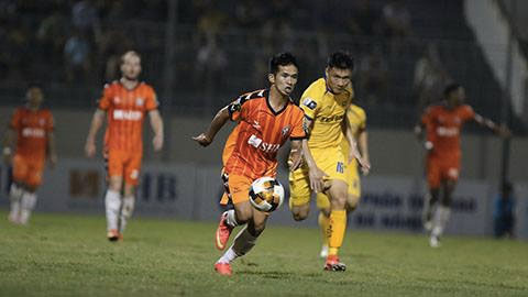SHB.ĐN (áo cam) khá kém may mắn trong trận đấu hôm nay - Ảnh: Sông Hàn 
