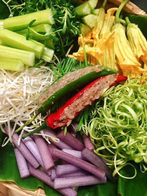 Cho bún vào tô xếp thịt heo quay, tôm mực... chan nước lèo vào là dùng thôi.