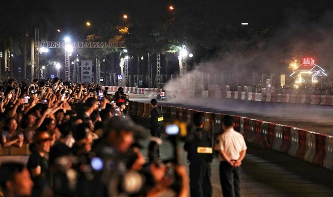 Xe đua F1 khuấy động không khí tại Hà Nội