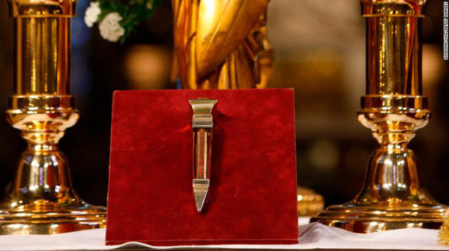 Những hiện vật quý của Nhà thờ Đức Bà Paris trước khi bị ngọn lửa tàn phá - Ảnh 5. Những hiện vật quý của Nhà thờ Đức Bà Paris trước khi bị ngọn lửa tàn phá - Ảnh 5.