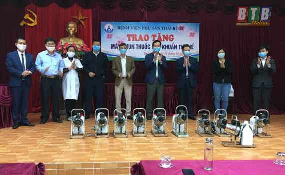 Bệnh viện Phụ sản Th&aacute;i B&igrave;nh tặng 10 m&aacute;y phun thuốc khử khuẩn tự chế cho c&aacute;c bệnh viện