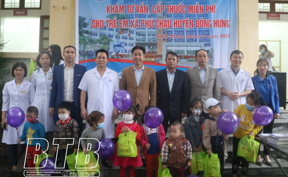 Gần 1.000 trẻ em x&atilde; Ph&uacute; Ch&acirc;u được kh&aacute;m, tư vấn sức khỏe v&agrave; cấp thuốc miễn ph&iacute;