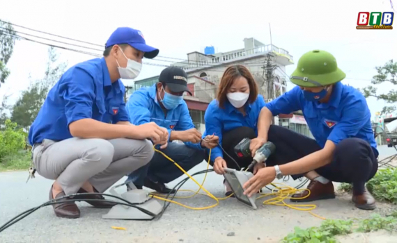 Thanh niên thắp sáng đường quê