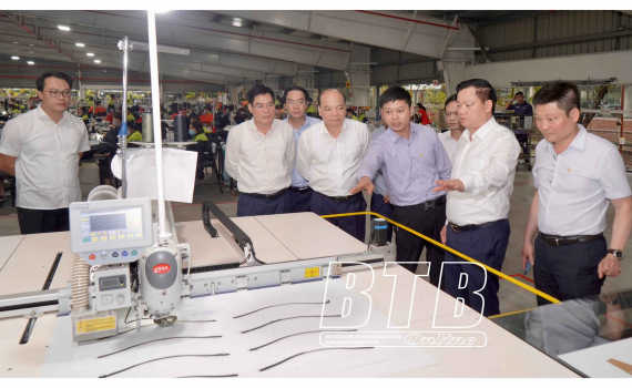 Đồng ch&iacute; Nguyễn Khắc Thận, Ph&oacute; B&iacute; thư Tỉnh ủy, Chủ tịch UBND tỉnh: Thăm, động vi&ecirc;n hoạt động sản xuất kinh doanh của C&ocirc;ng ty T&acirc;n Đệ