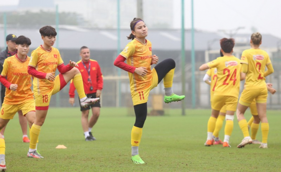 Tuyển nữ duy trì tập luyện cường độ cao dù thời tiết bất lợi