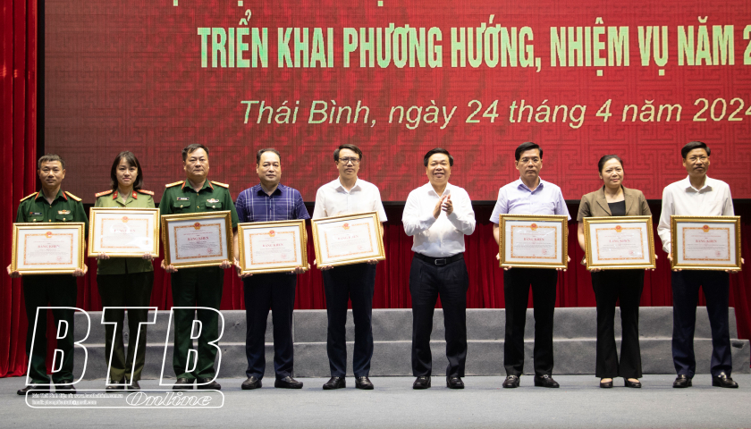 Khen thưởng 8 tập thể, c&aacute; nh&acirc;n trong c&ocirc;ng t&aacute;c tuyển chọn, gọi c&ocirc;ng d&acirc;n nhập ngũ năm 2024