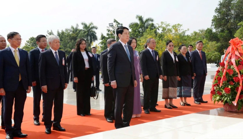 Chủ tịch nước Lương Cường d&acirc;ng hoa tưởng niệm Chủ tịch Kaysone Phomvihane