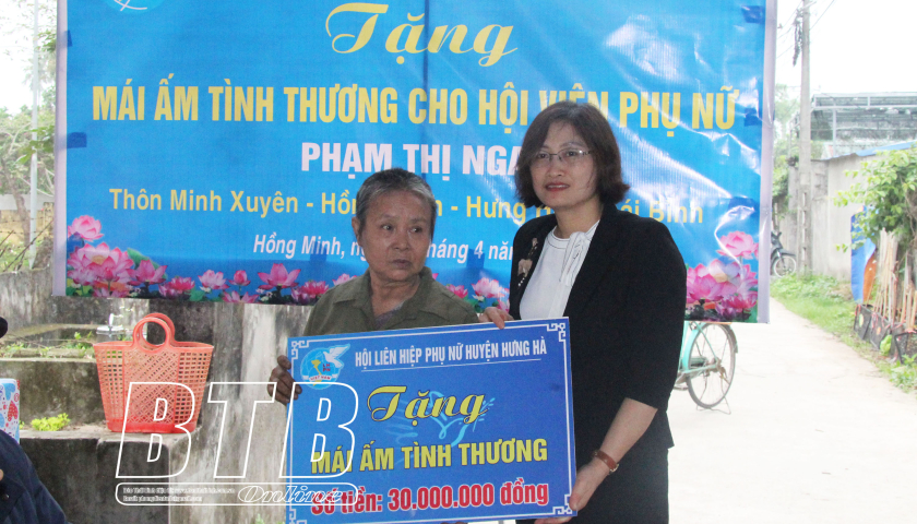  Trao tặng "M&aacute;i ấm t&igrave;nh thương" cho phụ nữ ngh&egrave;o x&atilde; Hồng Minh