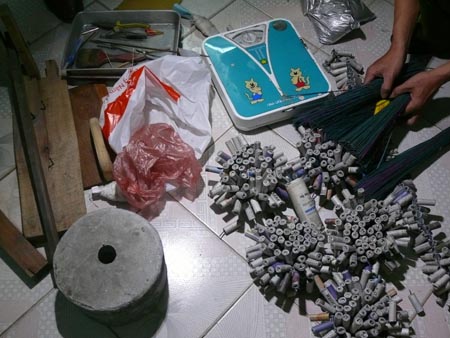 Bắt đối tượng sản xuất ph&aacute;o tr&aacute;i ph&eacute;p

