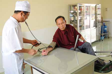 Tận t&igrave;nh với người c&oacute; c&ocirc;ng 