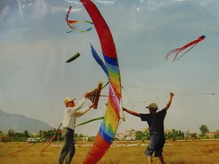 Đồng chiều no gi&oacute; diều bay