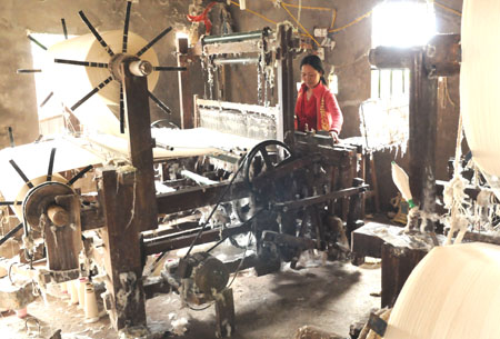 Gắn ph&aacute;t triển kinh tế- x&atilde; hội với bảo đảm quốc ph&ograve;ng an ninh 