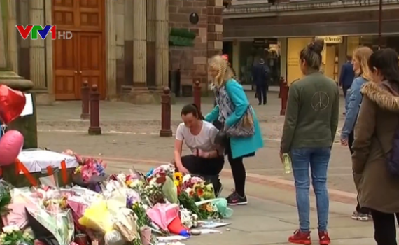 Nước Anh tưởng niệm c&aacute;c nạn nh&acirc;n vụ đ&aacute;nh bom tại Manchester