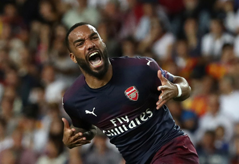 ... và một bàn thắng của Lacazette ở phút 50