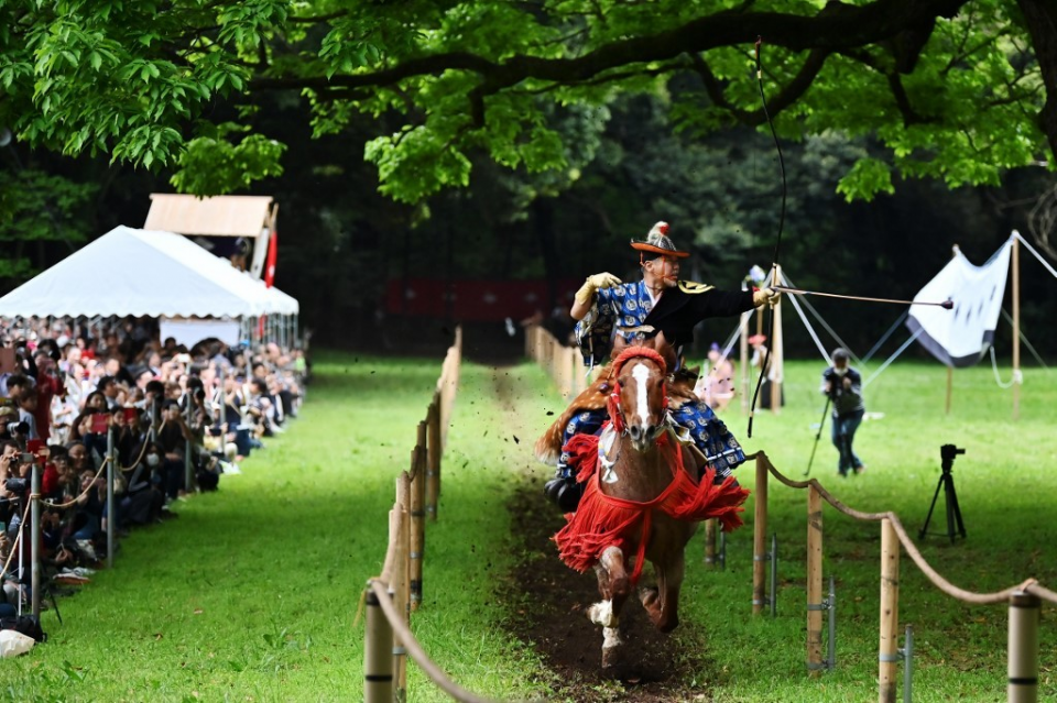 Người Nhật kết hôn, bắn cung, uống sake mừng triều đại mới