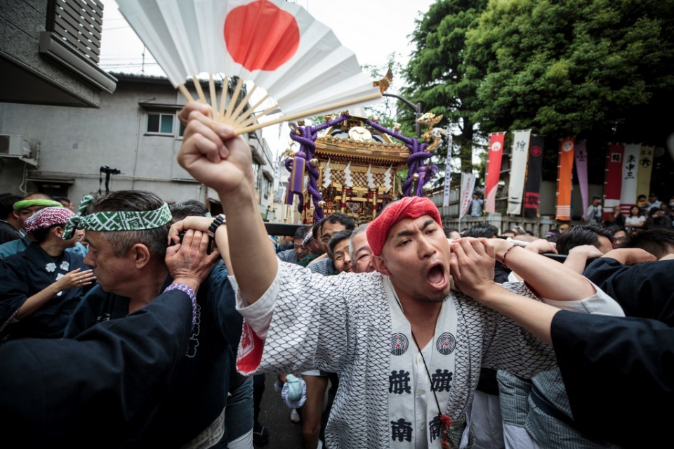 Người Nhật kết hôn, bắn cung, uống sake mừng triều đại mới