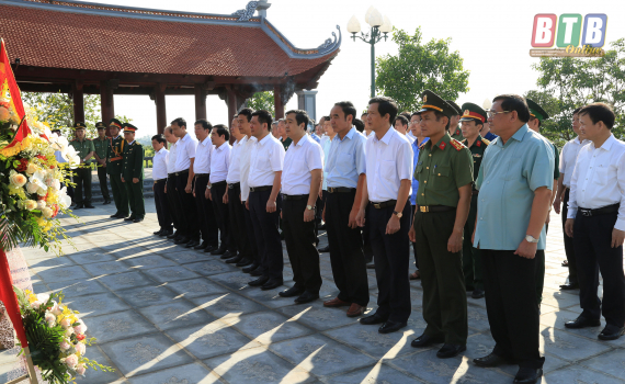 Dâng hương tưởng niệm Chủ tịch Hồ Chí Minh