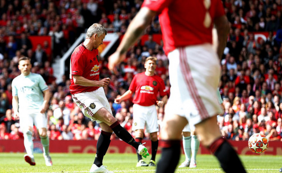 Beckham rực s&aacute;ng, huyền thoại MU 1999 đại thắng 5-0 Bayern