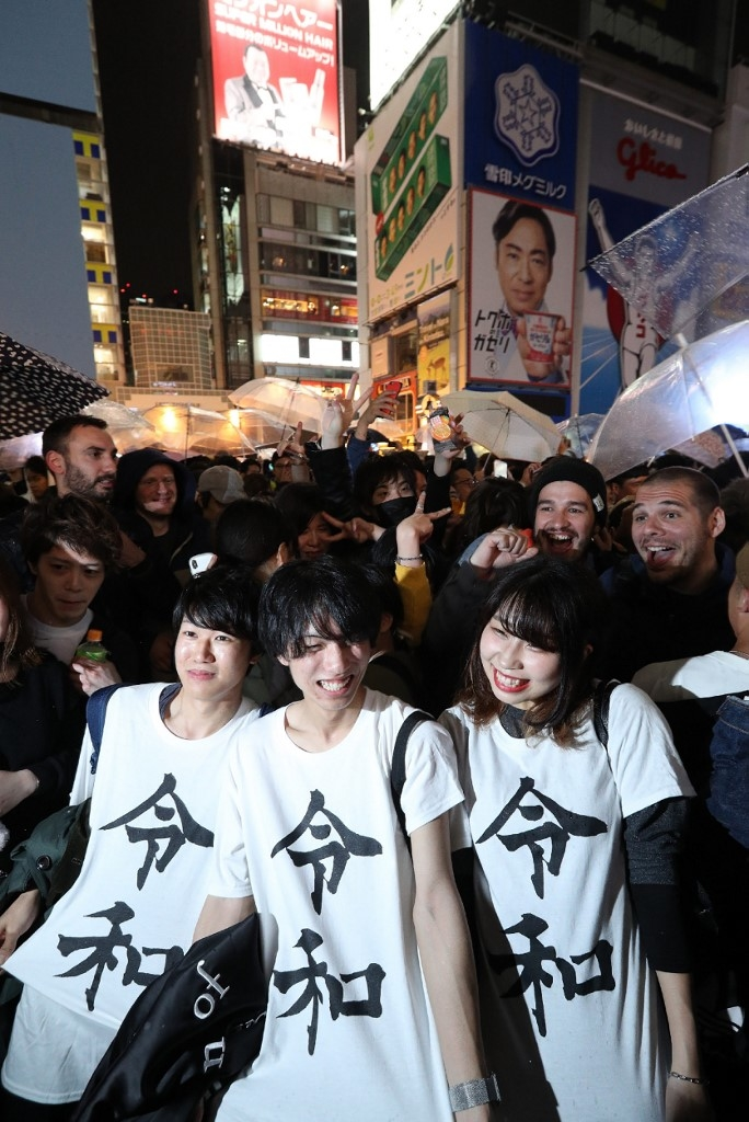 Người Nhật kết hôn, bắn cung, uống sake mừng triều đại mới