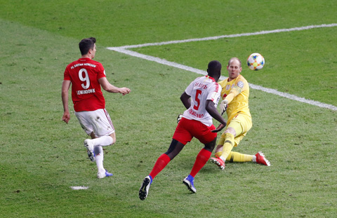 Lewandowski hoàn tất cú đúp ở phút 85
