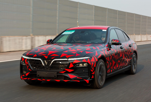 Xe chạy thử của VinFast với lớp ngụy trang màu đen-đỏ. Ảnh: VinFast