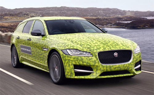 Mẫu Jaguar XF Sportbrake nổi bật với lớp ngụy trang hoa văn bóng tennis màu xanh lá. 