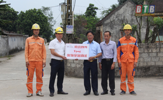 Điện lực Quỳnh Phụ trao tặng công trình “Thắp sáng đường quê”