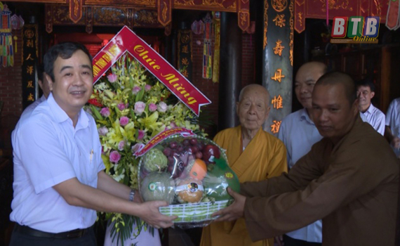 Đồng ch&iacute; Ph&oacute; B&iacute; thư thường trực Tỉnh ủy ch&uacute;c mừng đại lễ Phật đản, Phật lịch 2564