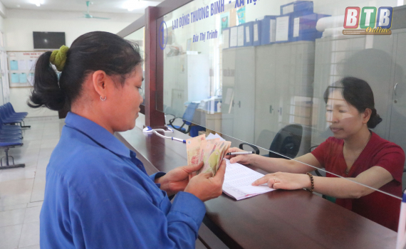 Th&agrave;nh phố: Chi trả tiền hỗ trợ cho đối tượng bảo trợ x&atilde; hội, người thuộc hộ ngh&egrave;o, hộ cận ngh&egrave;o