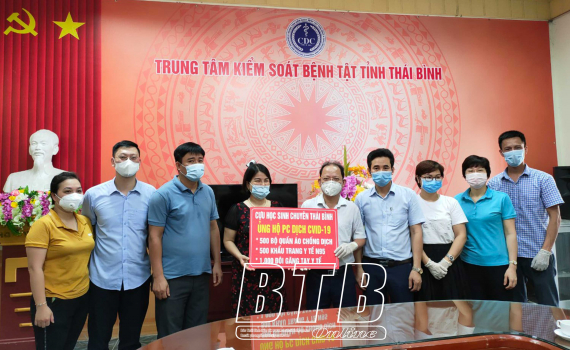 Trao tặng 1.700 bộ quần &aacute;o bảo hộ cho lực lượng tuyến đầu chống dịch