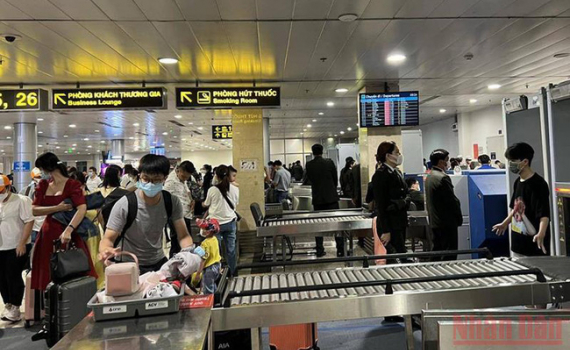 Nội B&agrave;i v&agrave; T&acirc;n Sơn Nhất đ&oacute;n hơn 160.000 kh&aacute;ch trong ng&agrave;y đầu kỳ nghỉ lễ