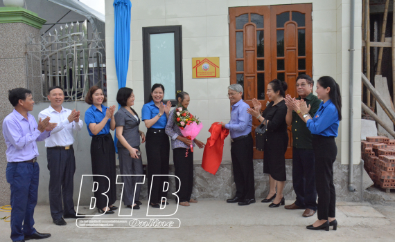 Kh&aacute;nh th&agrave;nh nh&agrave; t&igrave;nh nghĩa tặng cựu thanh ni&ecirc;n xung phong