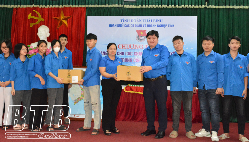 Tặng quà cho học sinh khuyết tật