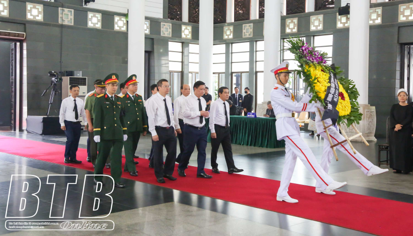 Đo&agrave;n đại biểu tỉnh Th&aacute;i B&igrave;nh viếng đồng ch&iacute; Trần Đức Lương, nguy&ecirc;n Ủy vi&ecirc;n Bộ Ch&iacute;nh trị, nguy&ecirc;n Chủ tịch nước Cộng h&ograve;a x&atilde; hội chủ nghĩa Việt Nam