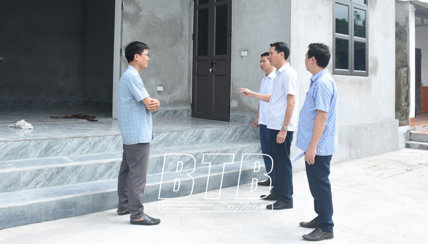  Kiểm tra tiến độ triển khai x&oacute;a nh&agrave; tạm, nh&agrave; dột n&aacute;t tại huyện Quỳnh Phụ