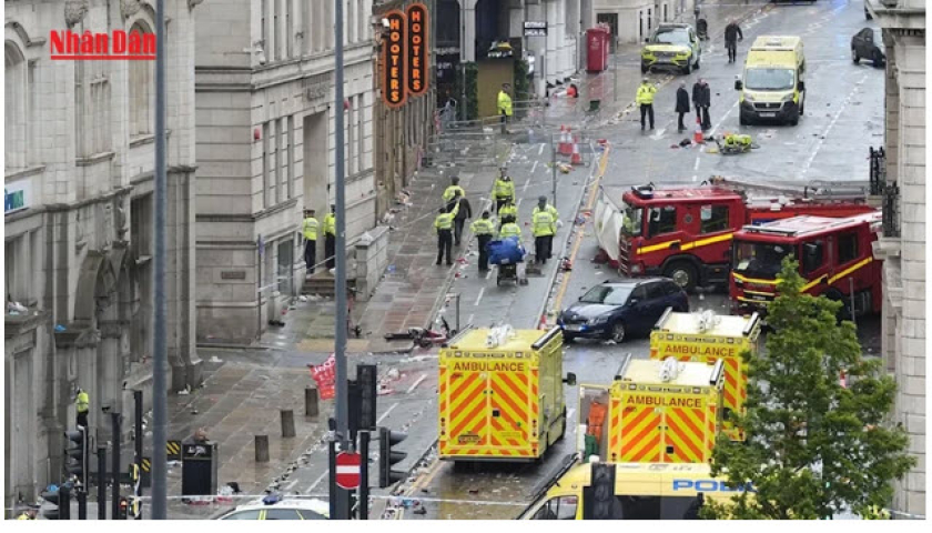 Lao xe v&agrave;o đ&aacute;m đ&ocirc;ng cổ động vi&ecirc;n Liverpool, 27 người nhập viện